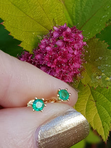 9ct yellow gold 3mm emerald claw set stud earrings - Callibeau Jewellery