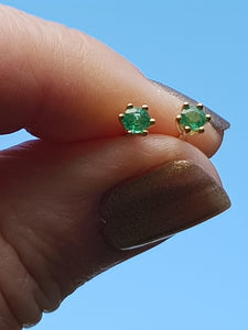 9ct yellow gold 3mm emerald claw set stud earrings - Callibeau Jewellery
